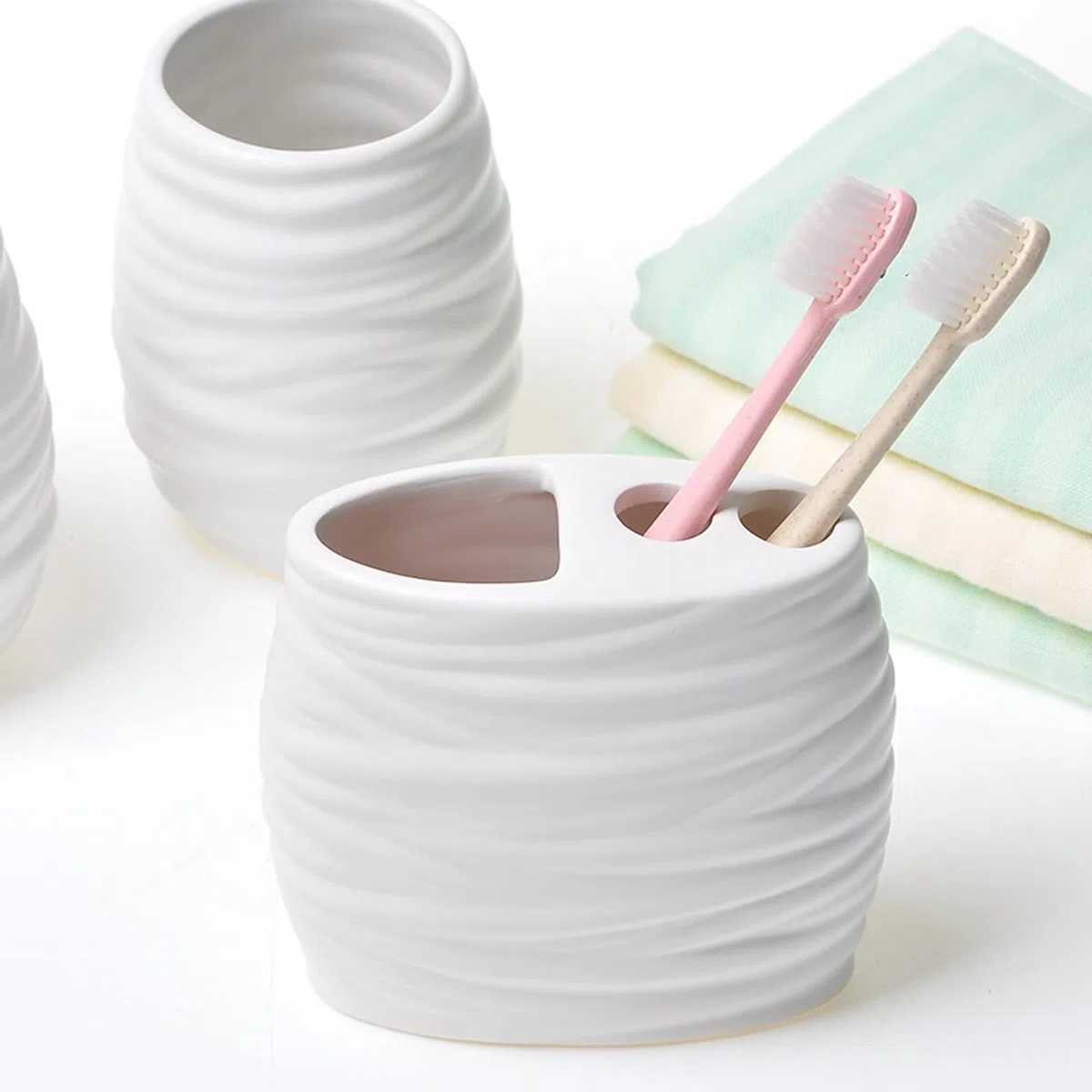 Ensemble d'accessoires de Salle de Bain Moderne, kit Complet de décoration de Salle de Bain en céramique à Texture Spirale Blanche Comprenant Un Distributeur de Lotion,