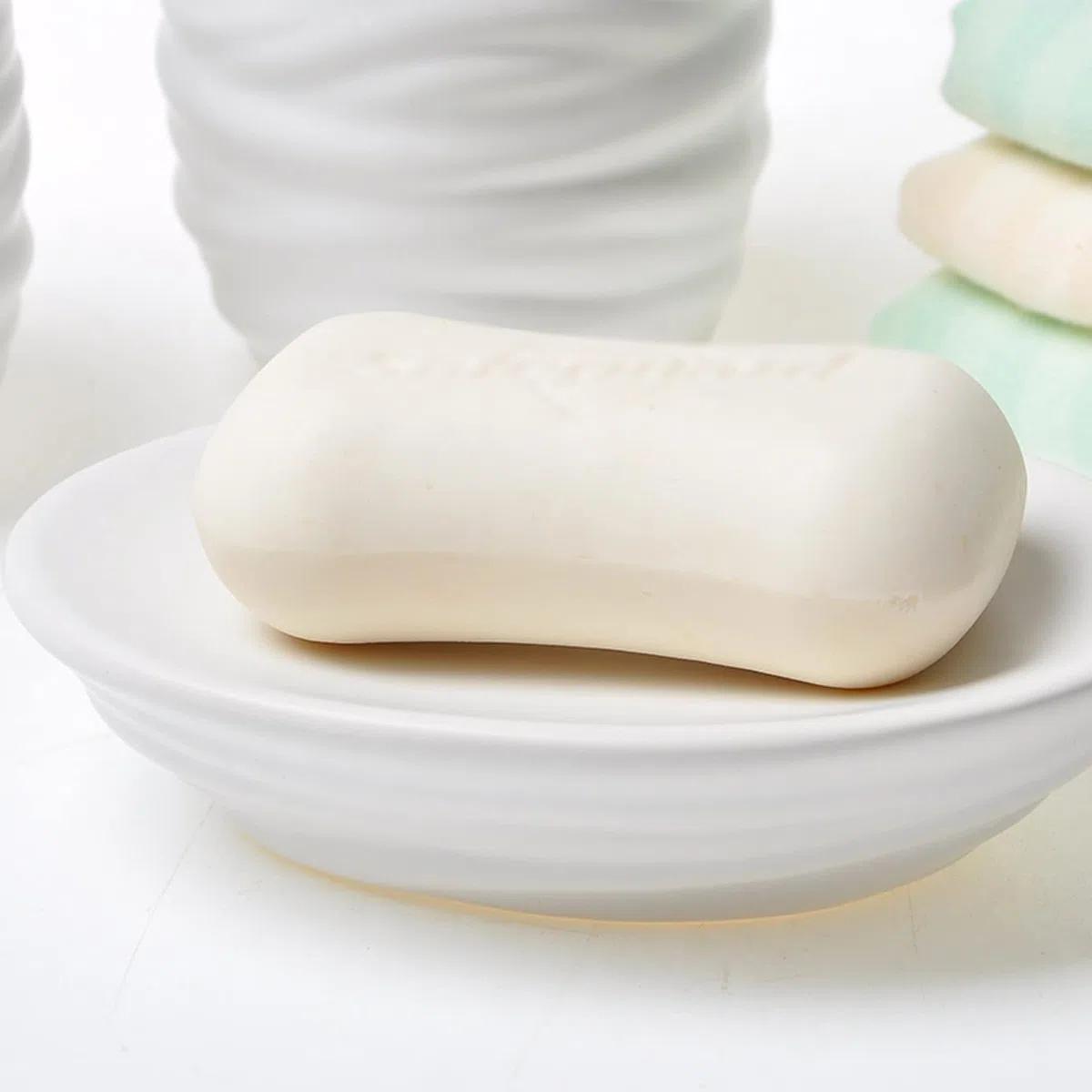 Ensemble d'accessoires de Salle de Bain Moderne, kit Complet de décoration de Salle de Bain en céramique à Texture Spirale Blanche Comprenant Un Distributeur de Lotion,