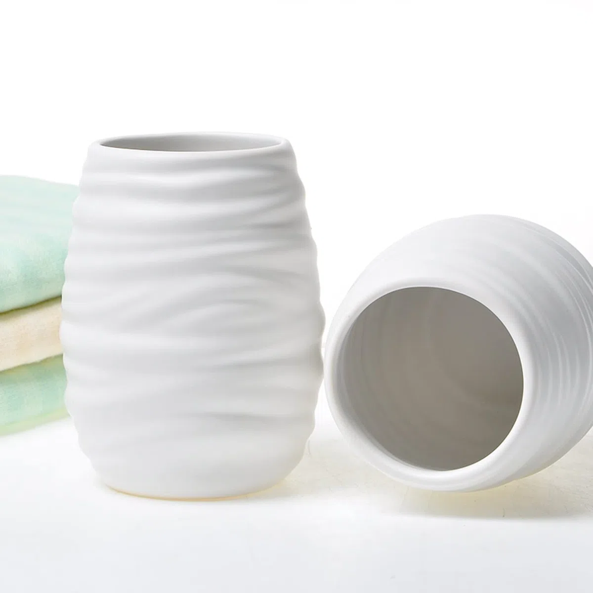 Ensemble d'accessoires de Salle de Bain Moderne, kit Complet de décoration de Salle de Bain en céramique à Texture Spirale Blanche Comprenant Un Distributeur de Lotion,
